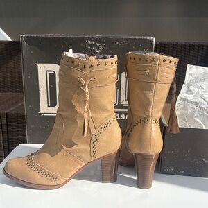 Dingo Classy N’ Sassy Fuchsia Suede Boots 👢